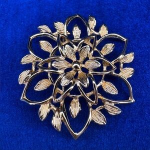 Beautiful Sarah Coventry Vintage 1962 design  Peta-Lure gold toned brooch